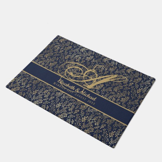 Monogram Navy Blue Gold Leaf Newlyweds Wedding Fußmatte (Schrägansicht)