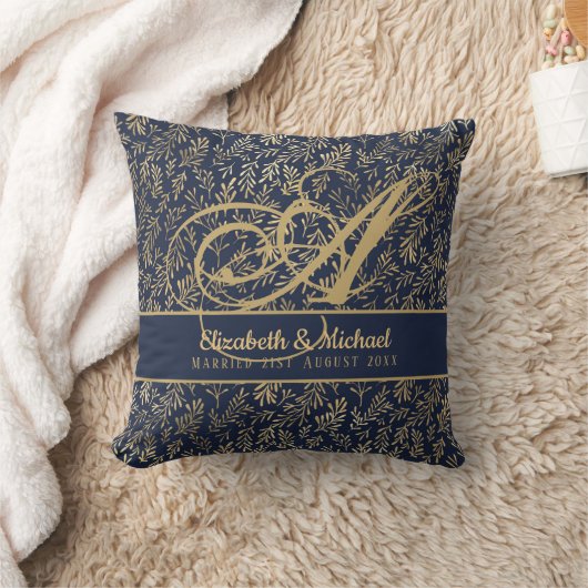 Monogram Navy Blue Gold Leaf Newlyweds Wedding Kissen (Decke)