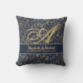 Monogram Navy Blue Gold Leaf Newlyweds Wedding Kissen (Vorderseite)