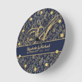 Monogram Navy Blue Gold Leaf Newlyweds Wedding Runde Wanduhr (Winkel)