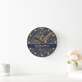 Monogram Navy Blue Gold Leaf Newlyweds Wedding Runde Wanduhr (Zuhause)