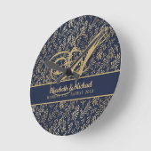 Monogram Navy Blue Gold Leaf Newlyweds Wedding Runde Wanduhr (Winkel)