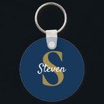 Monogram Navy Blue Gold Personalisiert Name Schlüsselanhänger<br><div class="desc">Dieser personalisierte Monogramm-Schlüsselanhänger in Blau und Gold ist ideal zum Geburtstag,  zum Geburtstag,  zum Geburtstag,  zum Feiertag und zu Weihnachtsgeschenken,  Gastgeschenke Hochzeiten und vielem mehr. *Wenn Sie Hilfe beim Design benötigen oder passende Produkte oder andere Farbtöne wünschen,  kontaktieren Sie mich bitte über Zazzle.</div>