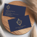 Monogram Navy Blue Imitate Gold Wappen Vintag Eleg Visitenkarte<br><div class="desc">Eine elegante Marine und Gold-Design mit Vintager Luft. Es hat auf beiden Seiten ein Vintages Wappen in Imitaten Goldfolie, mit einem Monogramm Initial darin. Auf der Vorderseite ist es groß und zentriert, über dem Namen, auf der Rückseite ist es klein, in der oberen verlassen, vor allem der Text. Der Hintergrund...</div>