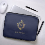 Monogram Navy Blue Imitats Gold Vintag Wappen Init Laptopschutzhülle<br><div class="desc">Eine elegante Marine und Gold-Design mit dem Monogramm Initial in einem Vintagen Wappen, empfohlen für einen Mann. Das Wappen ist eine goldene Folie aus Imitaten, der Hintergrund ist marineblau. Unter dem Wappen, in kleinen Kappen, ist der Name in goldenen Kappen. Das Vintage Wappen aus einer alten Buchbinderei aus dem Buch...</div>