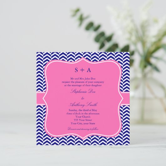 Monogram Navy Blue mit Hot Pink Zickzack Wedding Einladung (Stehend Vorderseite)