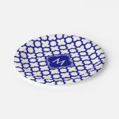 Monogram Navy Blue Quatrefoil Muster Pappteller (Schrägansicht)