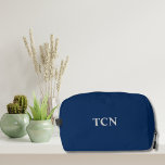 Monogram Navy Blue Trauzeuge Trauzeugen Gift Waschbeutel<br><div class="desc">Das ideale Geschenk für Ihre Trauzeugen. Ein Navy-Blue Dopp-Kit mit hellgrauen Monogramm von Namen oder Initialen. Monogramm ist auf beiden Seiten des Beutels.</div>