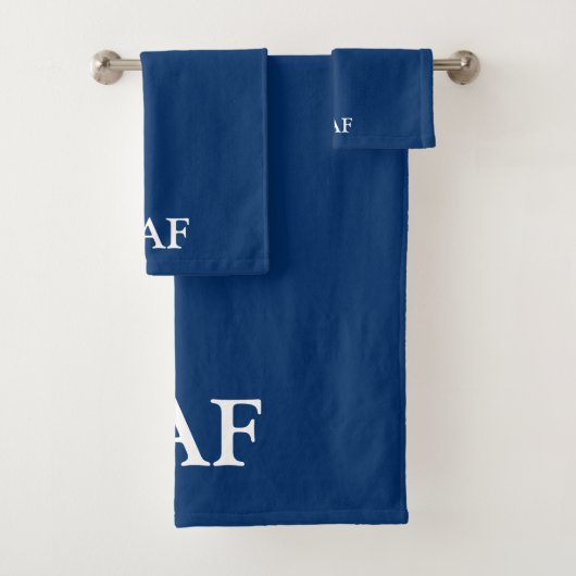Monogram Navy Blue und White Badhandtuch Set (Insitu)
