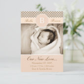 Monogram Neutral Beige Birth Ankündigung Neue Lieb (Stehend Vorderseite)