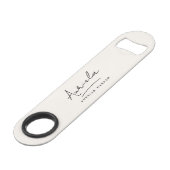 Monogram Neutral Modern Stylish Minimalistisch Ivo Speed Flaschenöffner (Vorderseite Schrägansicht)
