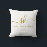 Monogram Newlyweds Gold Script Wedding Gift Kissen<br><div class="desc">Personalisieren Sie dieses einfache und schöne Kissen mit der Braut- und Bräutigam-Monogramm, Name und Hochzeitstermin für ein freundliches Geschenk für die Neugeborenen. Sie werden einfach begeistert sein von diesem einzigartigen behalt-Sake, der sie an ihren besonderen Tag erinnert. Perfektes Geschenk für Jubiläen und jeden besondere Anlass. Einfach anzupassen. Bestelle noch heute!...</div>