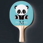 Monogram Niedlich Panda Personalisiert Bubble Gum  Tischtennis Schläger<br><div class="desc">Ein niedlicher Panda-Bär sitzt auf dem Boden auf einem blasen Kaugummi blauen Hintergrund. Personalisieren Sie mit Ihrem Monogramm und Namen oder löschen Sie Text in Textfeldern ohne Namen.</div>