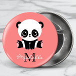 Monogram Niedlich Panda Personalisiert Pink Button<br><div class="desc">Monogram Niedlich Sitting Panda Personalisiert Lachs Button verfügt über einen niedlichen Panda Bär auf einem lachsrosa Hintergrund. Personalisieren Sie Ihre Monogramm und Ihren Namen oder indem Sie den Text in den dafür vorgesehenen Textfeldern bearbeiten. Entworfen von ©Evco Studio www.zazzle.com/store/evcostudio</div>