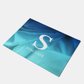 Monogram Ocean Blue Satin Door Mat Fußmatte (Schrägansicht)