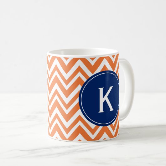 Monogram Orange Zigzag Muster Kaffeetasse (VorderseiteRechts)