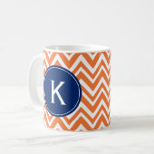Monogram Orange Zigzag Muster Kaffeetasse (Vorderseite Links)