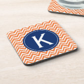 Monogram Orange Zigzag Muster Untersetzer (Linke Seite)