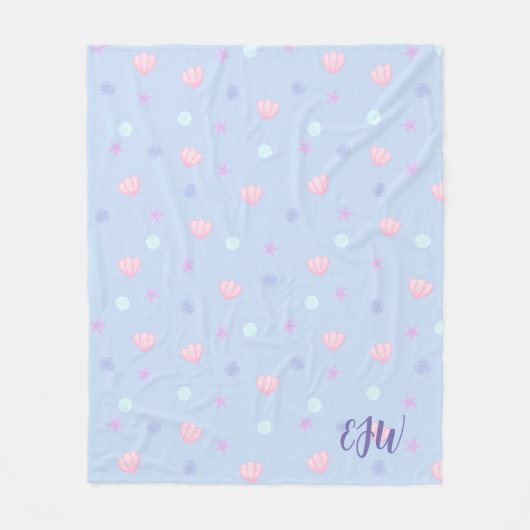 Monogram Pastel Seashells and Pearls in Periwinkle Fleecedecke (Vorderseite)