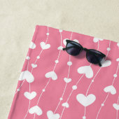 Monogram personalisieren Sie rosa weiße Herzen Strandtuch (Beispiel)