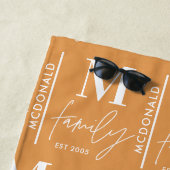 Monogram personalisiert moderne Orangenfamilie Strandtuch (Beispiel)
