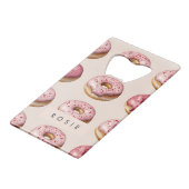 Monogram Personalisiert Pink Donut Pattern Geldbeutel Flaschenöffner (Vorderseite Schrägansicht)