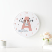 Monogram Pink Baby Initial Name Nursery Wall Große Wanduhr (Zuhause)