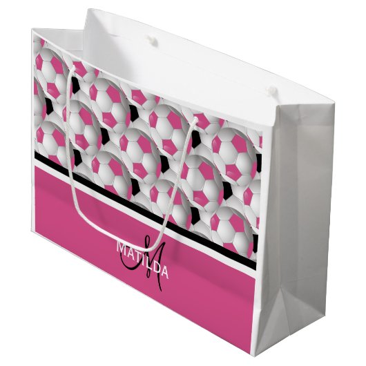 Monogram Pink Black Soccer Ball Pattern Große Geschenktüte (Vorderseite Schrägansicht)