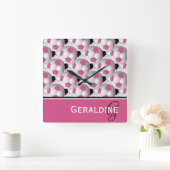 Monogram Pink Black Soccer Ball Pattern Quadratische Wanduhr (Zuhause)