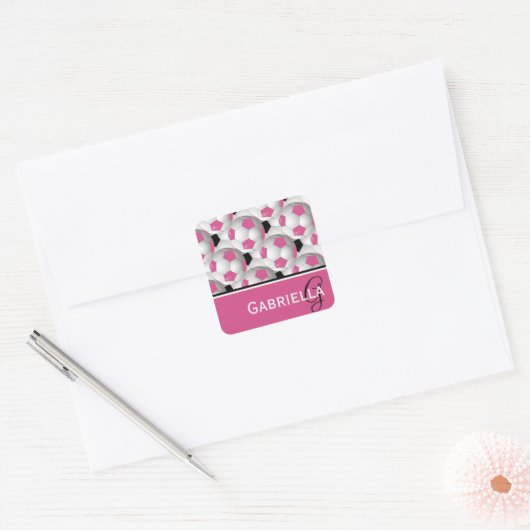 Monogram Pink Black Soccer Ball Pattern Quadratischer Aufkleber (Umschlag)