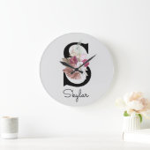 Monogram Pink Boho Girly Floral Initial Große Wanduhr (Zuhause)