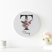 Monogram Pink Boho Girly Floral Initial t Große Wanduhr (Zuhause)
