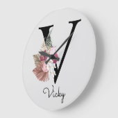Monogram Pink Boho Girly Floral Initial V Große Wanduhr (Winkel)