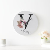 Monogram Pink Boho Girly Floral Initial V Große Wanduhr (Zuhause)