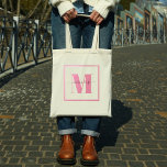 Monogram Pink Einfach Minimalistisch Hübsch Tragetasche<br><div class="desc">Hübsch rosa Einfache monogramm Monogramm Rosa,  einfach,  modern,  minimalistisch minimalistisch,  minimalistisch sauber Anfangsname,  trendiger mit Monogramm Brief,  kluger typografischer Schriftart-Design,  eleganter Kalligraphieskripttext,  moderne pinkfarbene Girl Girl Girinine,  sauberes modernes Design,  vereinfachend elegante Romantik Basic,  eine sanfte romantische Eleganz nach Maß,  einfache Geschenkreine Beutel.</div>