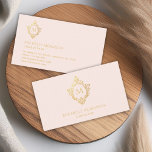 Monogram Pink Imitate Gold Vintag Wappen Initial Visitenkarte<br><div class="desc">Ein elegantes Design mit Vintager Luft. Es hat auf beiden Seiten ein Vintages Wappen in Imitaten Goldfolie, mit einem Monogramm Initial darin. Auf der Vorderseite ist es groß und zentriert, über dem Namen, auf der Rückseite ist es klein, in der oberen verlassen, vor allem der Text. Der Hintergrund ist rot,...</div>