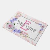 Monogram Pink Rose Bouquet Willkommen Fußmatte (Schrägansicht)