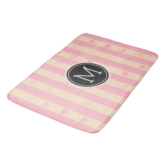 Monogram Pink Stripes Modernes Herzmuster Badematte (Schrägansicht)