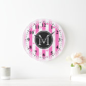 Monogram Pink Stripes Modernes Herzmuster Große Wanduhr (Zuhause)