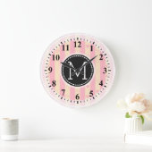 Monogram Pink Stripes Modernes Herzmuster Große Wanduhr (Zuhause)