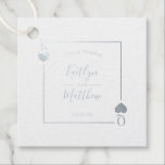 Monogram Playing Card Hochzeitssilber Geschenkanhänger<br><div class="desc">Feiern Sie stilvoll mit diesen eleganten und sehr trendigen,  in Silber gepressten Gastgeschenk Hochzeit-Tags. Dieses Design lässt sich leicht mit Ihrer speziellen Veranstaltungssprache personalisieren und Ihre Gäste werden begeistert sein,  wenn sie diese fabelhaften Tags sehen.</div>