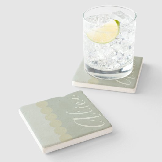 Monogram & Polka Dots Sandstone Untersetzer (Seitenansicht)