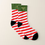 Monogram Preppy Christmas Kariert Tennis Santa Elf Socken<br><div class="desc">Personalisieren Sie diese Socken mit Ihrem Monogramm oder Namen auf der Innenseite beider Socken. Karierte Tennissocken aus dem Xmas, rot und weiß gestreift. Einfaches, minimalistisches Geschenk für Ihren Tennistrainer oder Ihr Tennisteam, oder einfach nur Tennisbälle mit Ihrem ursprünglichen, goldenen & stilvollen Tennismuster-Design. Personalisiertes Geschenk für einen Tennisspieler. Moderne Tennisspielgeschenke. Cooles...</div>