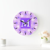 Monogram purple circles pattern große wanduhr (Zuhause)