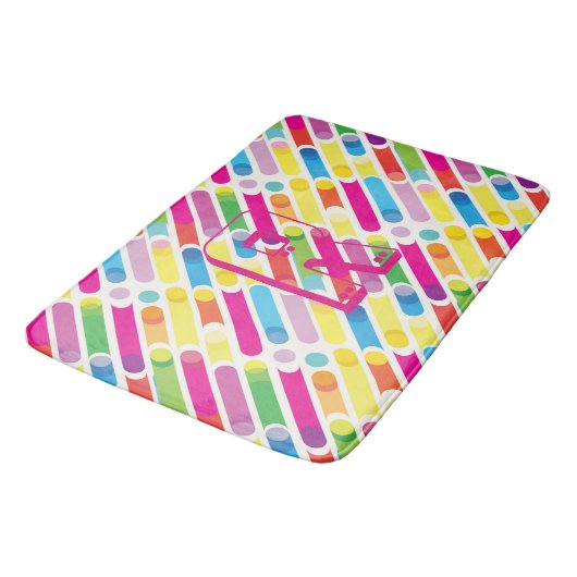 Monogram Rainbow Diagonal Lines Muster Pop Art Badematte (Schrägansicht)