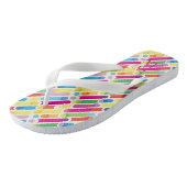 Monogram Rainbow Diagonal Lines Muster Pop Art Badesandalen (Schrägansicht)