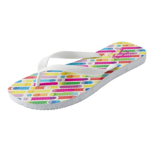 Monogram Rainbow Diagonal Lines Muster Pop Art Badesandalen (Schrägansicht)