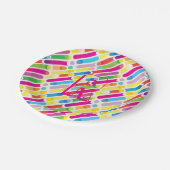Monogram Rainbow Diagonal Lines Muster Pop Art Pappteller (Schrägansicht)