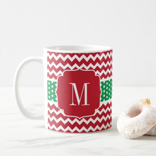 Monogram Red and Green Zickzack Polka Dots Holiday Kaffeetasse (Mit Donut)