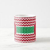 Monogram Red and Green Zickzack Polka Dots Holiday Kaffeetasse (Mittel)